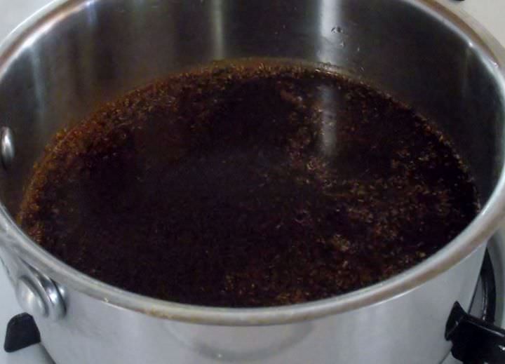 Vinegar, cloves, allspice and coriander in a large pot.