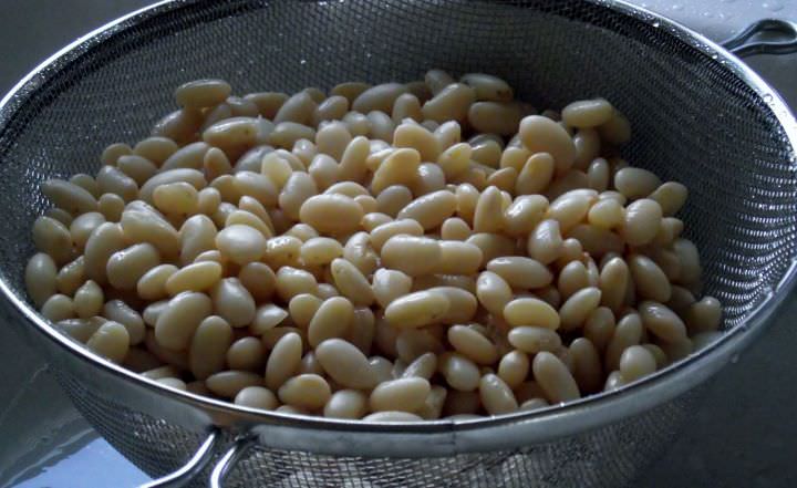 Beans in a strainer after quick soaking.