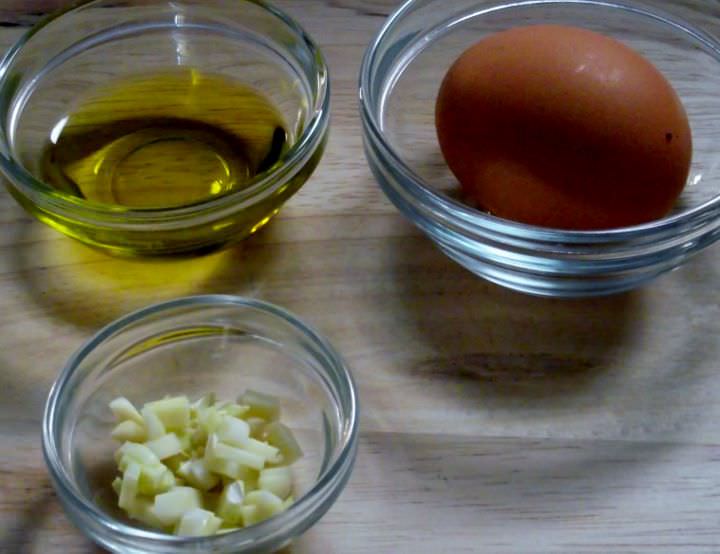 Ingredients for garlic fried eggs.