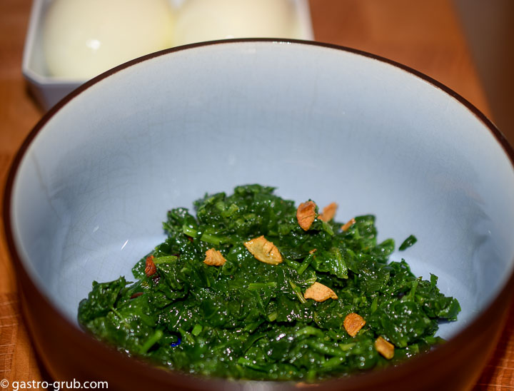 Spinach and garlic in a bowl.