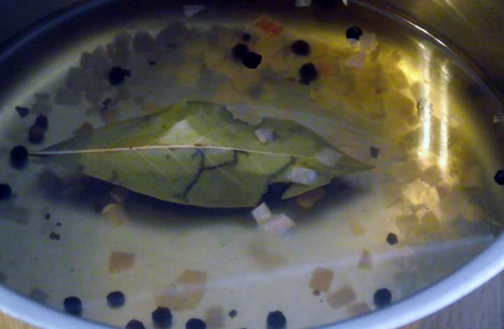 White wine, white wine vinegar, shallot, peppercorn, and bay leaf in a saucepan.