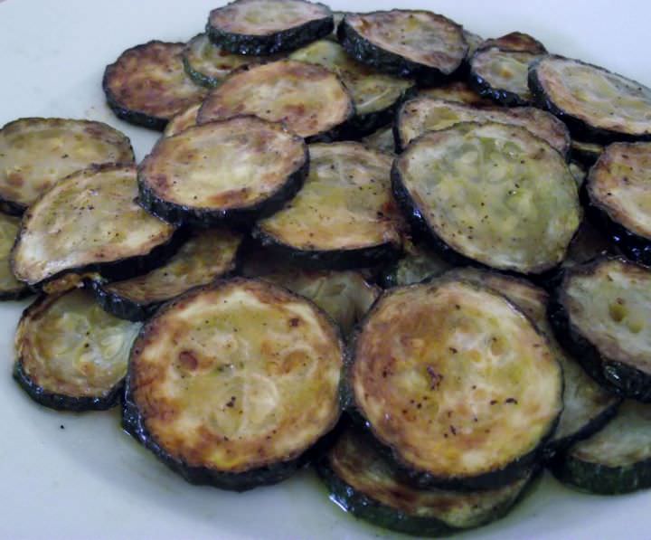 Fried zucchini on a plate.