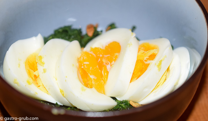 Add egg to the spinach and garlic.