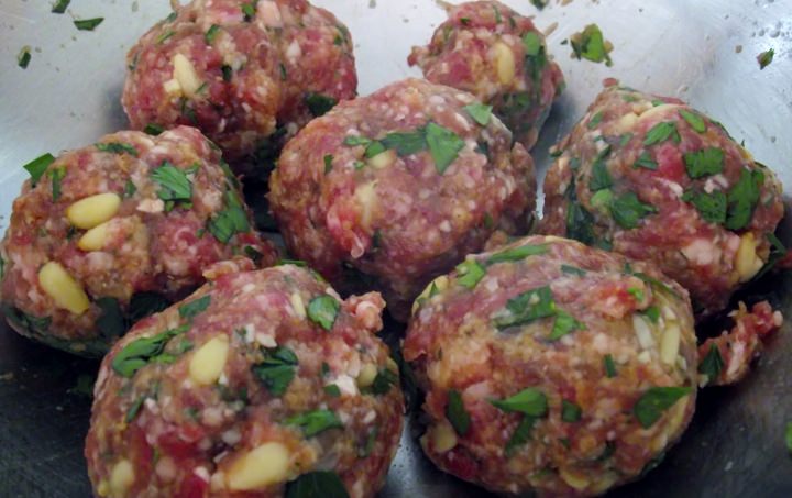 Raw meatballs ready to fry.